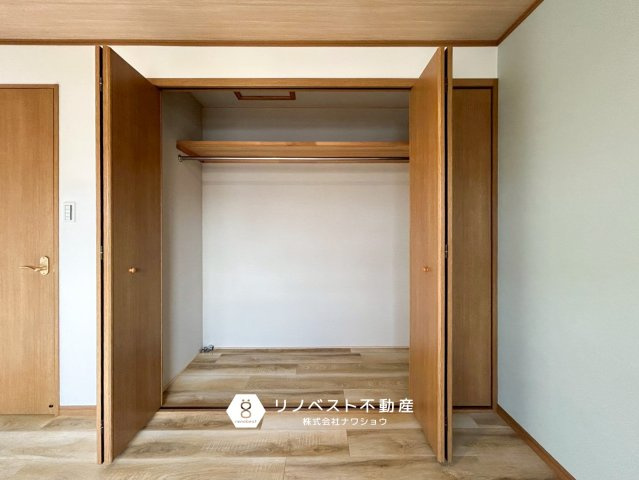 東大阪市高井田西1丁目の収納|奥行きのあるクローゼットでお洋服かキャリーケースなどまで収納できそうですね♪