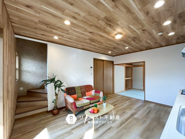 東大阪市高井田西1丁目の居間・リビング|リビングを通って3階へ行く間取りで家族のコミュニケーションが増えます♪