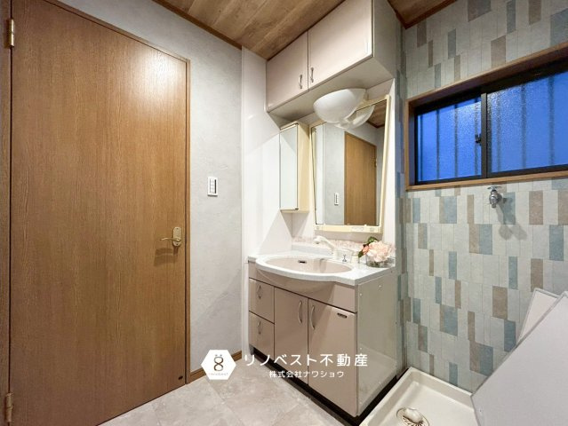 東大阪市高井田西1丁目の洗面所|レトロな洗面台に合った壁紙で一風変わった空間です♪
ゆとりのある洗面で朝の身支度もスムーズに！