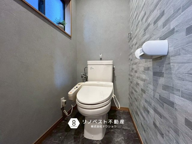 東大阪市高井田西1丁目のトイレ|おしゃれな壁紙でカフェのようなトイレです◎