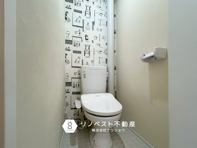 コスモハイツ小阪のトイレ|デザイン性のある壁紙がオシャレ感を演出しています！