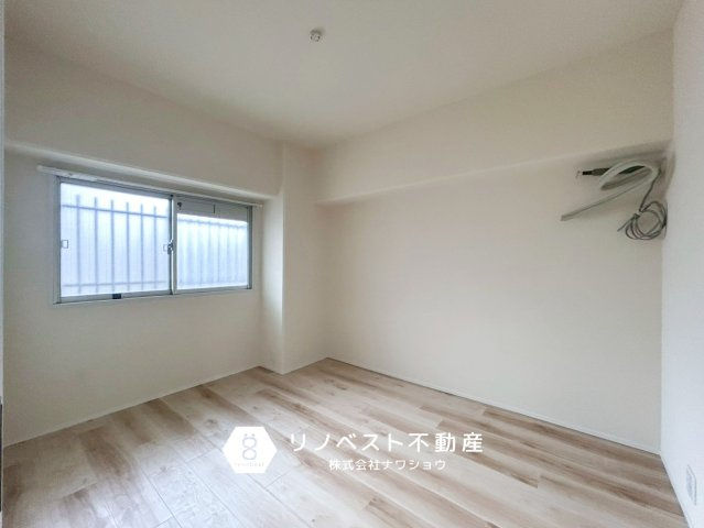 コスモハイツ小阪の洋室|腰高窓があり換気するのにも役立ちます！