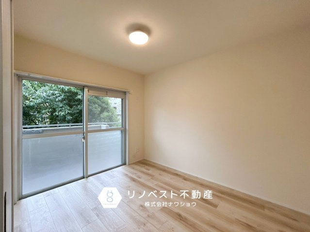 コスモハイツ小阪の洋室|バルコニーに面している洋室です！お部屋からすぐに外に出られるのは気分転換にも良いですね！