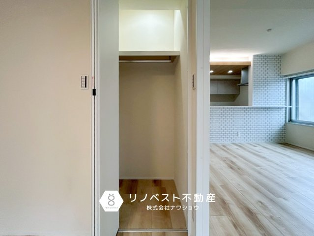 コスモハイツ小阪の収納|お洋服はもちろん上部の棚には普段あまり使わない物を収納しておくといいかもしれませんね！