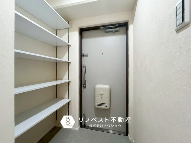 コスモハイツ小阪の玄関|玄関入ってすぐのところにシューズ棚があるのでスッキリとした玄関周りにできますね！