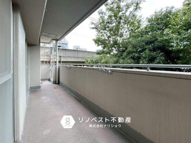 コスモハイツ小阪のバルコニー|緑が近くにあり自然を感じられるバルコニーです！洗濯物も充分干せる広さがありますね！