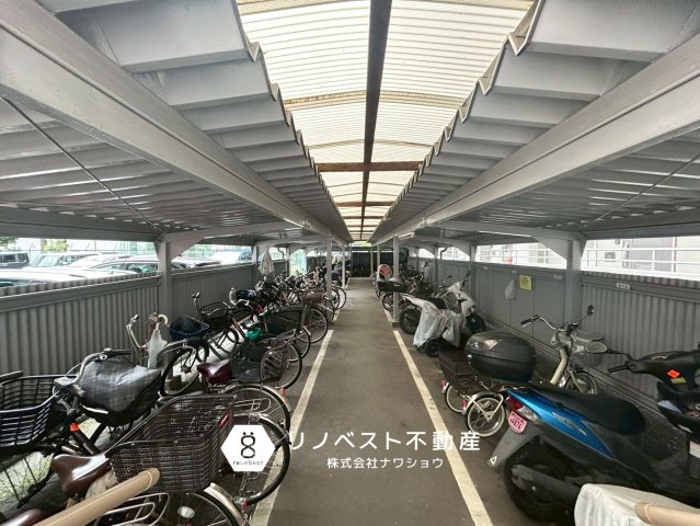 コスモハイツ小阪の駐輪場|敷地内に屋根付きの駐輪場がございます！雨の日でも濡れる心配がありませんね！空き状況などはご確認ください♪