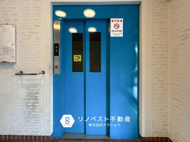 コスモハイツ小阪のその他共用部分|2階なので階段でもエレベーターでも移動できるのは良いですね！