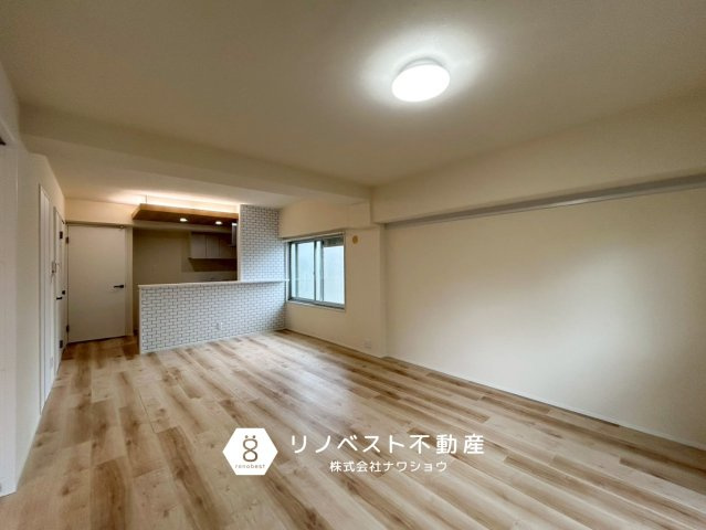 コスモハイツ小阪の居間・リビング|広々としたLDKで角部屋ならではのリビングに窓があり明るい空間になっております！