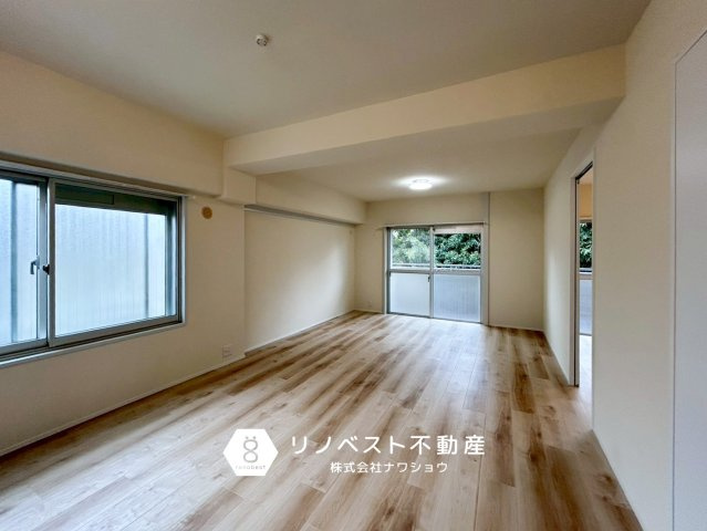 コスモハイツ小阪の居間・リビング|2面採光なので明るく家族団らんの場としても最適ですね♪オシャレなフローリングもポイントです！