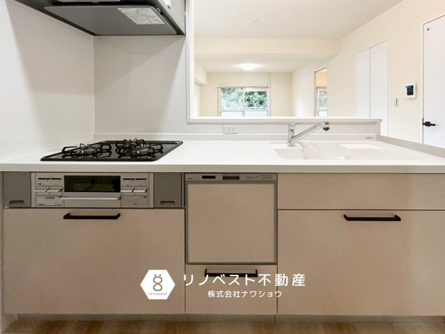 コスモハイツ小阪のキッチン|食洗機付きで家事効率もUPします！3口コンロがあるのでまとめて調理することできます！