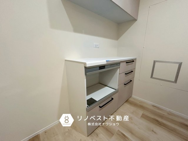 コスモハイツ小阪のキッチン|キッチンの後ろには収納棚が設置されているので炊飯器を置いたり調味料のストックを整理するのにピッタリですね！