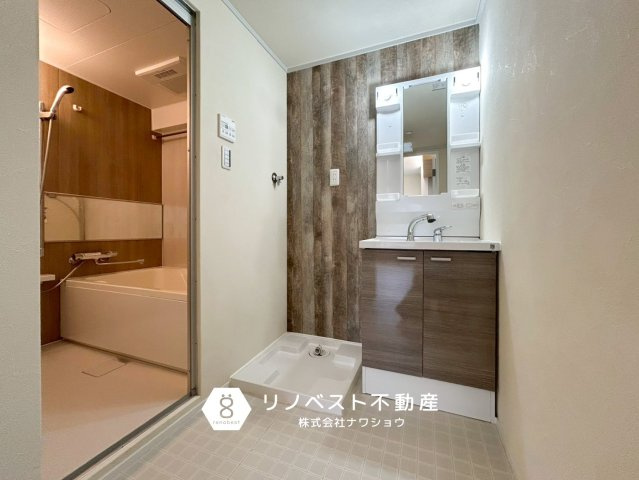 コスモハイツ小阪の洗面所|洗濯パンが設置されているのですぐに洗濯機を置いて頂けます♪明るい洗面台なので身支度も楽々です♪