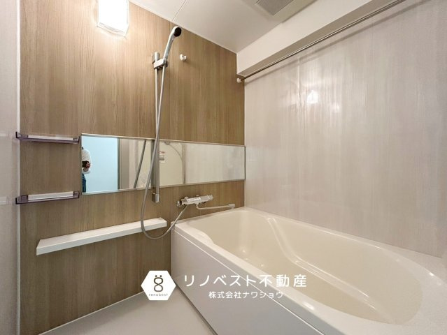 コスモハイツ小阪の浴室|広々としたバスタブなので足を伸ばしてリラックスして頂けます♪ワイドなミラーもオシャレで、お湯につかりながら鏡を見ることもできるのは珍しいですね！