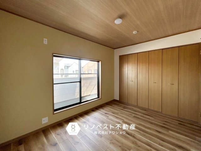 東大阪市南鴻池町2丁目の洋室|約6.0帖の洋室。バルコニー付きで非常に明るいお部屋です◎