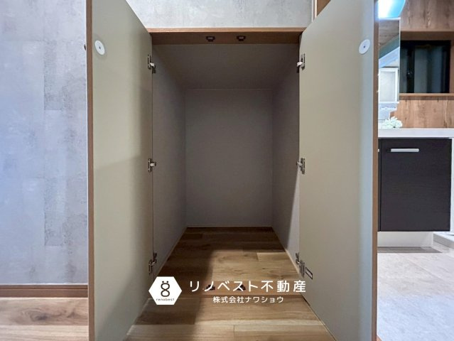 東大阪市南鴻池町2丁目の収納|１階廊下の収納は掃除道具やストック品を収納するのに最適♪