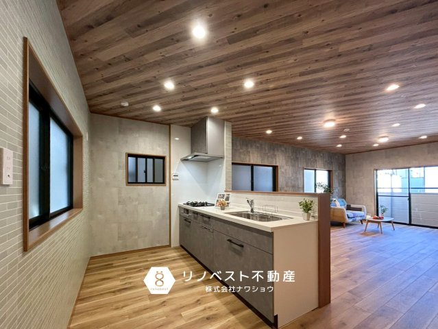 東大阪市南鴻池町2丁目の居間・リビング|約19帖のLDKは広々としており、キッチンも十分なスペースがございます♪