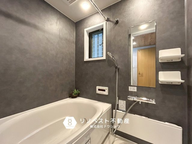 東大阪市南鴻池町2丁目の浴室|珍しいグレーのクロスがスタイリッシュで高級感がございます◎
お掃除のしやすい浴槽です！