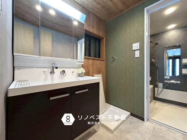 東大阪市南鴻池町2丁目の洗面所|クロスがお洒落◎朝の身支度に役立つ三面鏡付洗面台は新調済みです♪