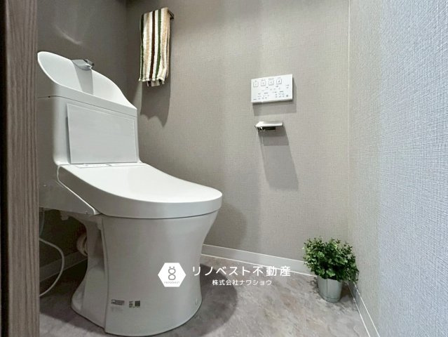 東大阪サンハイツのトイレ|スタイリッシュなウォシュレット付きのトイレに新調されています！