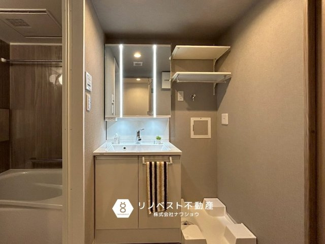 東大阪サンハイツの独立洗面台|洗濯パンも完備されており、上部には棚があるので洗剤のストックなど整理しやすい設計になっております。