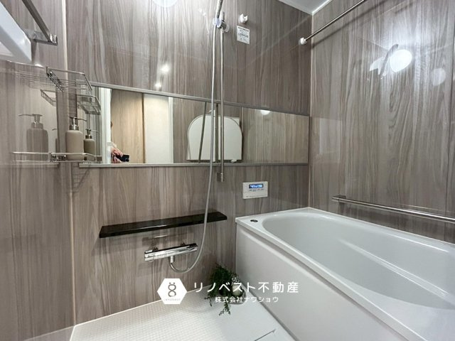 東大阪サンハイツの浴室|ワイドな鏡付きなのでお風呂に浸かりながらでも鏡が見れるのは珍しいですね！