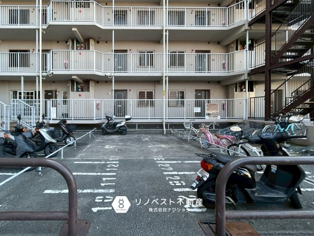 東大阪サンハイツの駐輪場|バイク置場もありますのでバイクを所有されている方でも安心です！駐車可能なサイズなどはご確認ください。