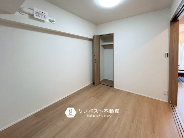 東大阪サンハイツの洋室|各居室にクローゼットがあるのでスッキリとしたお部屋造りができそうですね！