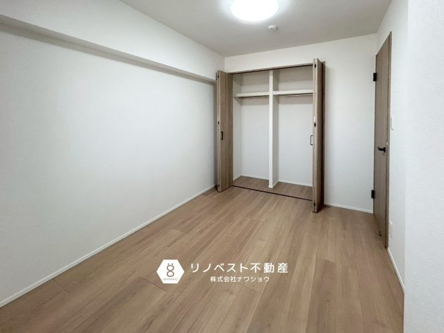 東大阪サンハイツの洋室|ハンガーパイプ付きのクローセットなのでお洋服を整理するのにも役立ちます！