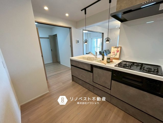 東大阪サンハイツのキッチン|キッチンからリビングも洋室も見渡せるのでお子様の様子を伺いながらお料理ができそうですね！