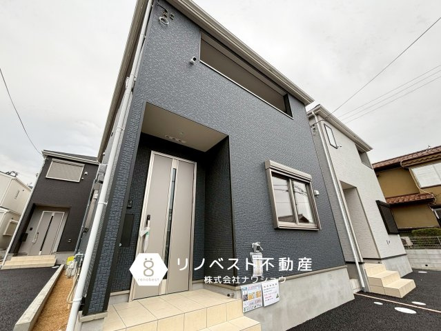 東大阪市中石切第3の外観|グレー基調で落ち着いた雰囲気の外観です♪前面は広々としており駐車スペースが2台分あります！