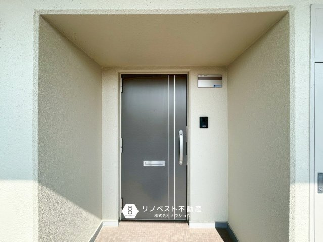 ハイマート若江2号館の玄関|玄関扉まで奥行きがあるのでプライバシーを守れます◎