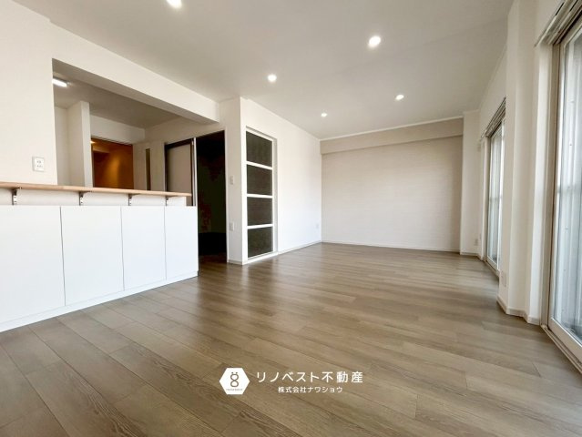 ハイマート若江2号館の居間・リビング|南向きではありませんが、窓が大きく採光がたっぷっりと入ってくるLDKです！