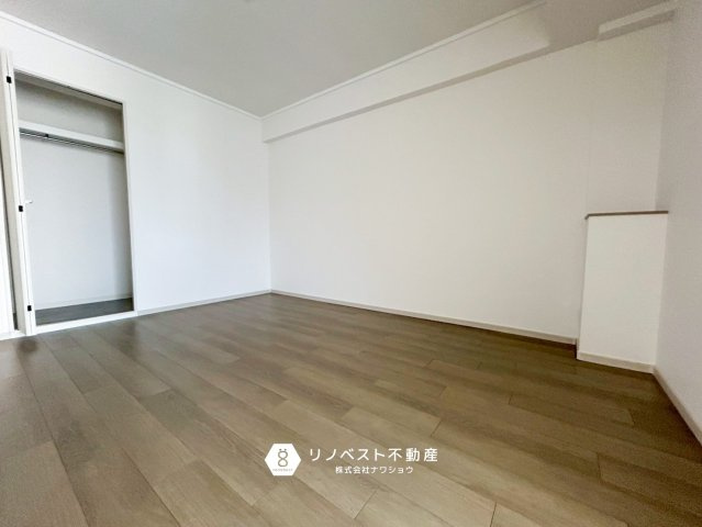 ハイマート若江2号館の洋室|LDKから出入りができる6帖洋室は寝室にぴったりです！