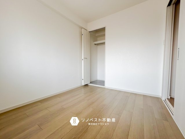 ハイマート若江2号館の洋室|玄関すぐ横の洋室は4帖と少しコンパクトですが、クローゼットも付いており使い勝手がよさそうです♪