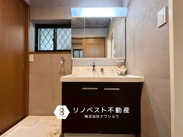 東大阪市東石切町6丁目の独立洗面台|ライト付きの三面鏡付独立洗面台で、朝の身支度がスムーズに♪