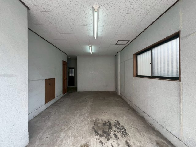 生野区桃谷５丁目の駐車場|ライト付きで夜も明るいビルトインガレージです◎