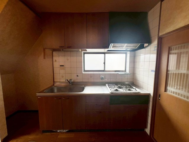 生野区桃谷５丁目のキッチン|3口コンロのキッチンです◎窓も付いており、換気も十分にできます♪