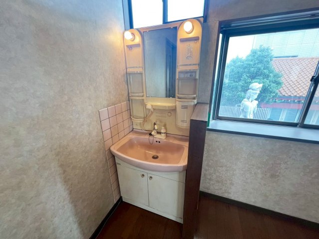 生野区桃谷５丁目の独立洗面台|DKに独立洗面台完備◎窓の横にあり、自然光でメイクができますね♪