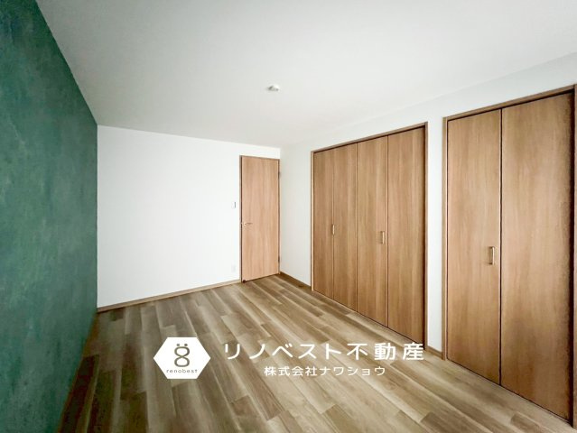 東大阪市加納3丁目中古戸建の洋室|こちらの洋室はグリーンのアクセントクロスで、落ち着いた空間でｓ