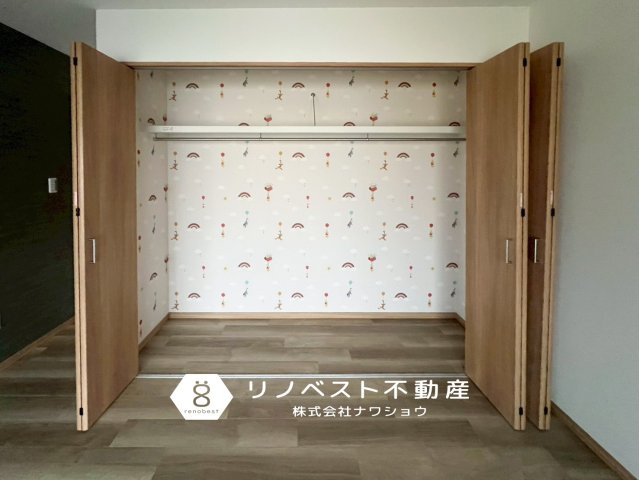 東大阪市加納3丁目中古戸建の収納|大容量のクローゼット。奥行きがあるので、キャリーケースなども収納できそうです♪