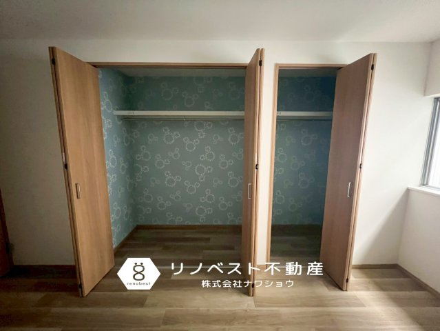 東大阪市加納3丁目中古戸建の収納|使い勝手の良い区切りあるクローゼットです◎アウターと洗濯済みのお洋服で分けたりできますね♪