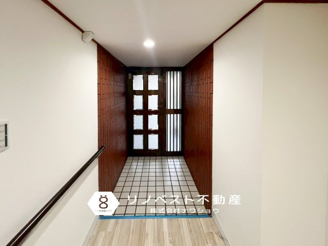 東大阪市加納3丁目中古戸建の玄関|広々としたレトロな雰囲気の玄関です。お好みのシューズボックスを設置してください♪