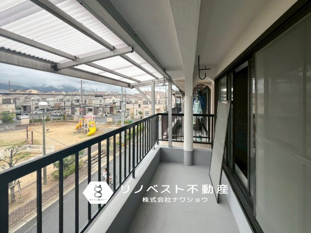 東大阪市加納3丁目中古戸建のバルコニー|物件目の前は大きな公園です！お子様が遊んでいる様子がお家からも見えます◎