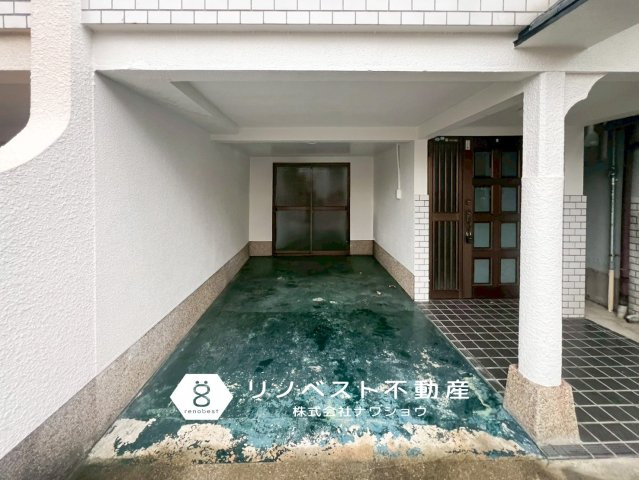 東大阪市加納3丁目中古戸建の駐車場|ビルトインガレージで雨風から愛車を守れます◎
ポーチも十分なスペースがあり、自転車も駐輪できますね♪