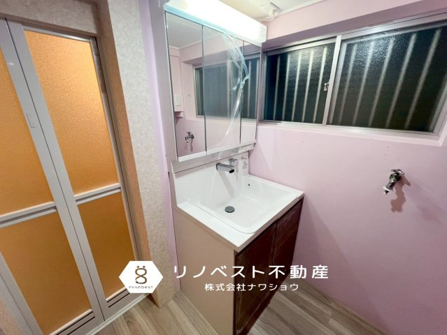 東大阪市加納3丁目中古戸建の独立洗面台|三面鏡付独立洗面台◎ピンクの壁紙が可愛いですね♪
