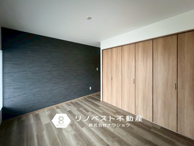 東大阪市加納3丁目中古戸建の洋室|ネイビーのアクセントクロスが印象的ですが、どんなインテリアにも馴染む色味です◎