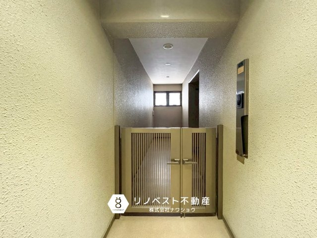 エスリード鴻池の玄関|玄関先には広々としたポーチがあるので隣人を気にすることなく室内に入れます！