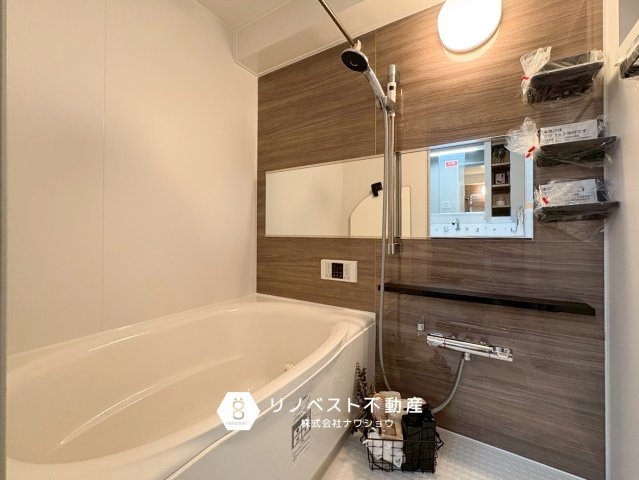 エスリード鴻池の浴室|ワイドなミラーがありオシャレな浴室です！！広々としたバスタブなので足を伸ばしてリラックスして頂けます♪