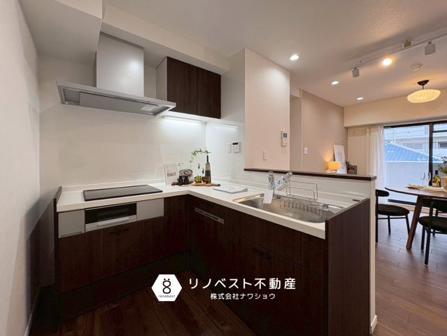 エスリード鴻池のキッチン|L字キッチンで移動距離も少なく家事効率もUPします！IHクッキングヒーターで火を使わないので安心ですね◎